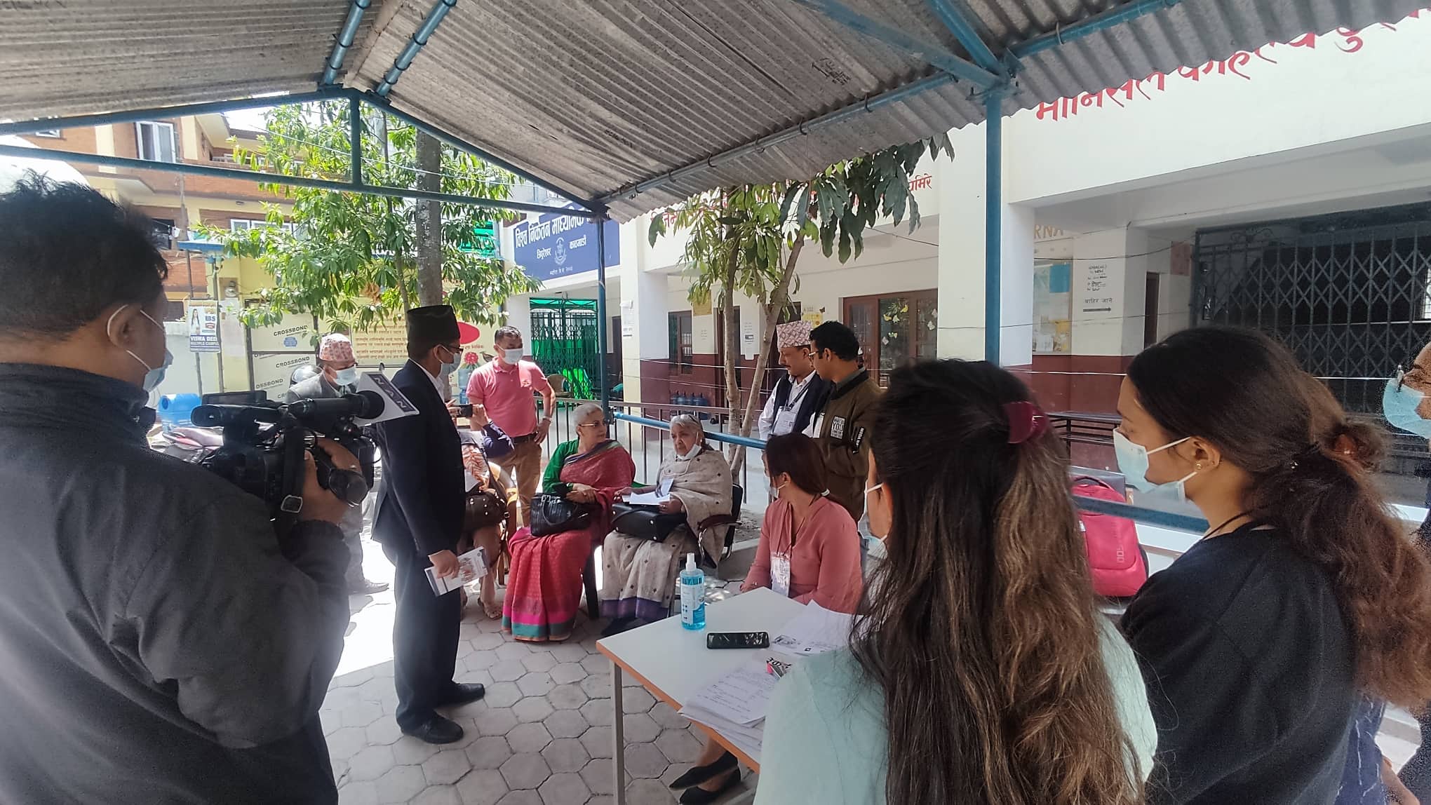 पूर्वप्रधानन्यायाधीश कार्कीसहितको पर्यवेक्षक टिमले गर्‍यो मतदान केन्द्रको निरीक्षण 
